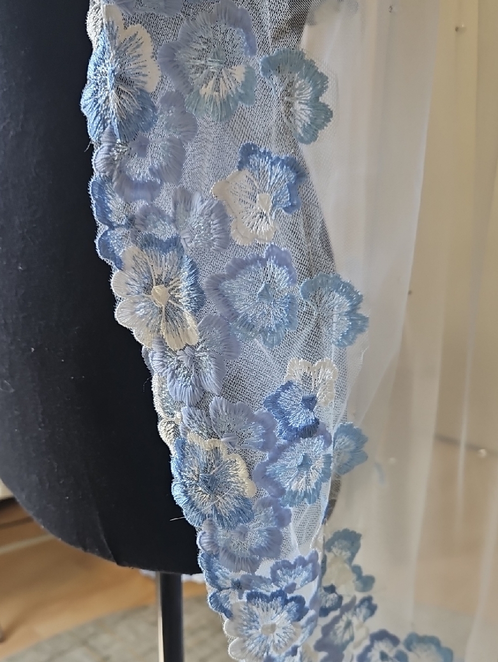39" white & blue veil, 1 tier, lace applique edge w/ scattered pearls and metal - Picture 9 of 17